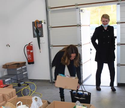 V okviru dneva za spremembe so humanitarno pomoč zbirali tudi zaposleni na občinski upravi MO Krško (1)